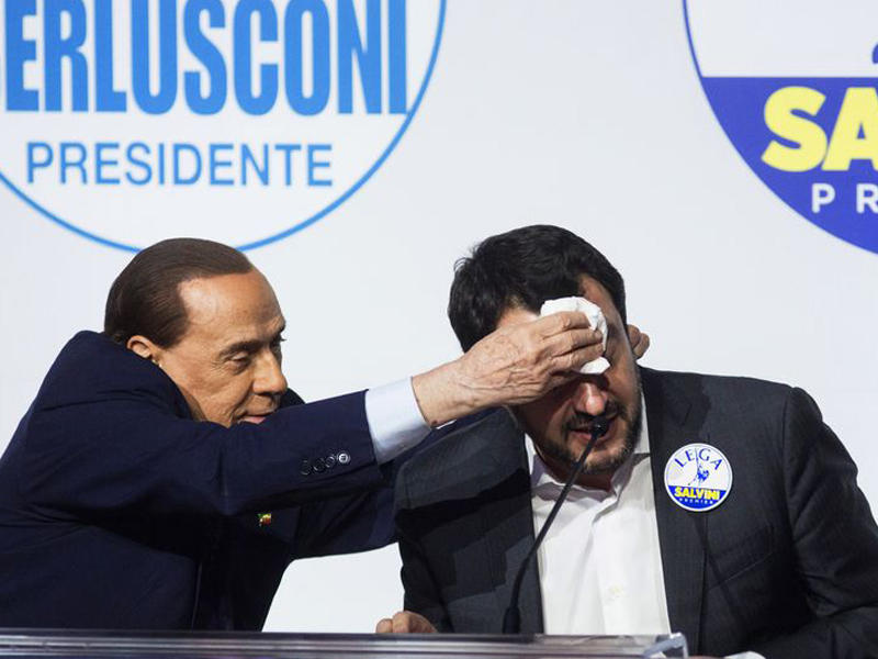 برلوسكوني وسالفيني في مؤتمر صحافي قبل يومين من الانتخابات التي جرت الأحد الماضي