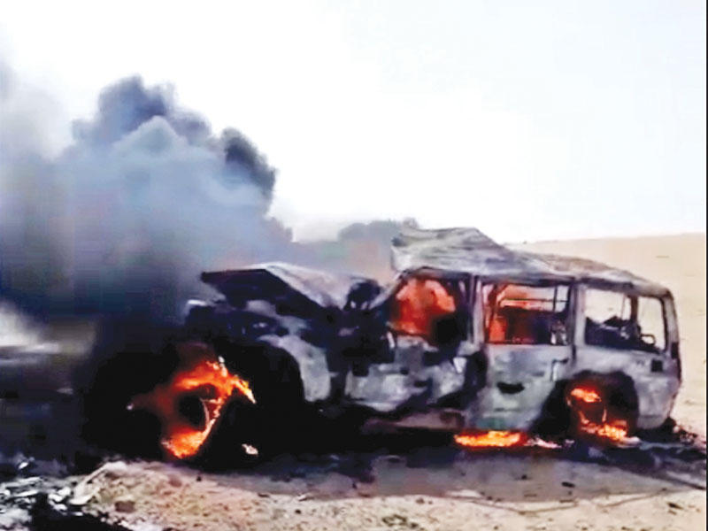 النيران تلتهم المركبة العسكرية