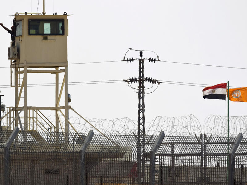 جندي مصري في برج مراقبة على الحدود مع إسرائيل بشمال سيناء  (رويترز)