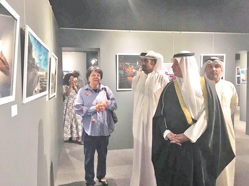 علي الأربش خلال افتتاح المعرض