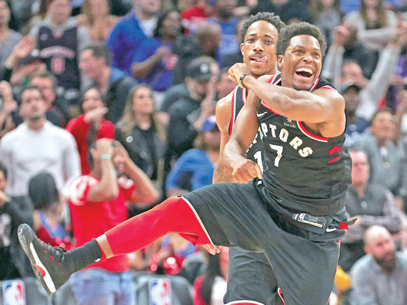 فرحة لاعبي تورونتو بعد انتهاء المباراة