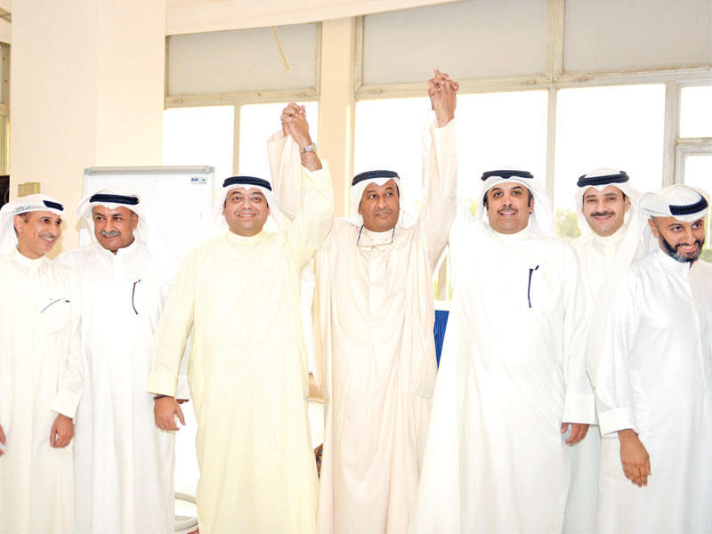 أعضاء اللجنة المؤقتة بعد اختيارهم