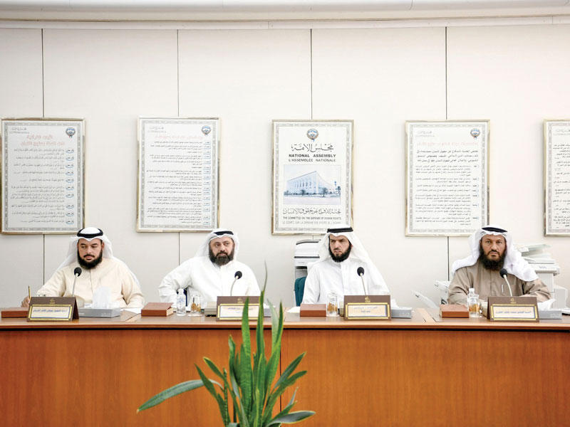 «حقوق الإنسان» في اجتماعها مع الجهاز المركزي للمقيمين بصورة غير قانونية أمس (تصوير عبدالله الخلف)