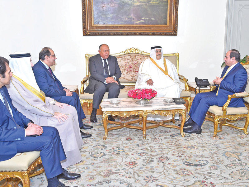 السيسي مستقبلاً خالد بن أحمد بحضور شكري ومدير مكتب الرئيس المصري المكلف بإدارة جهاز المخابرات العامة اللواء عباس كامل في القاهرة أمس (أ ف ب)