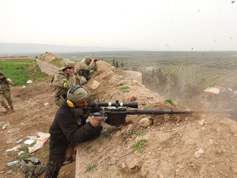 مقاتلون مدعومون من تركيا على جبهة جنديريس أمس  (أ ف ب)