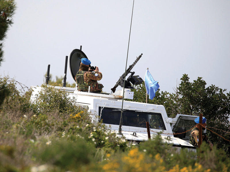 عناصر من اليونيفيل خلال دورية على الحدود اللبنانية الاسرائيلية قبل أيام (رويترز)