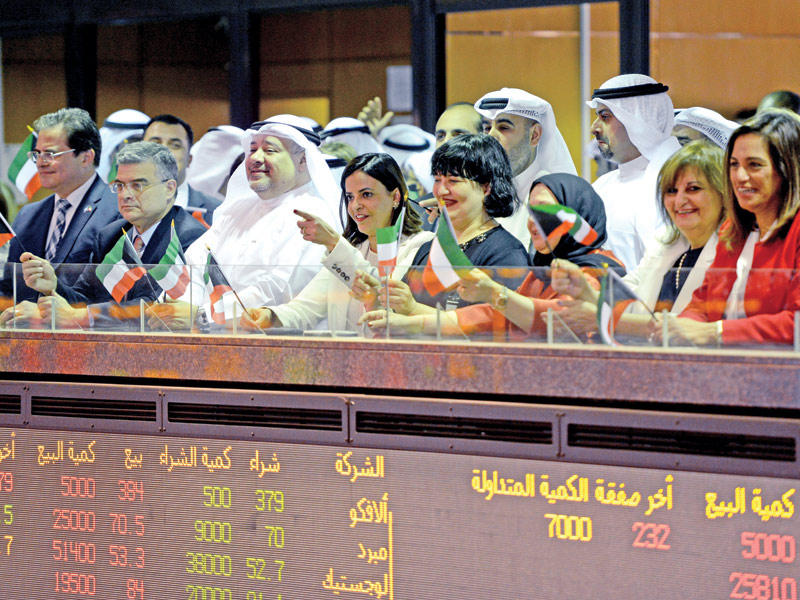 مشاركون في إطلاق جرس الإقفال الإلكتروني