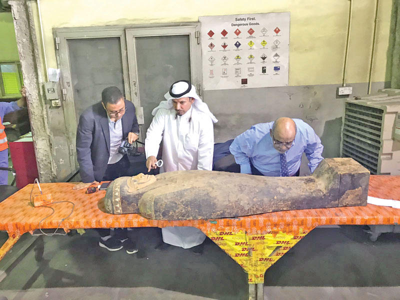 جانب من معاينة التمثالn