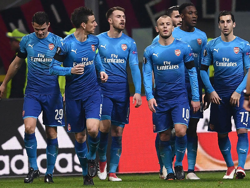 لاعبو أرسنال يحتفلون بتسجيل الهدف الاول 