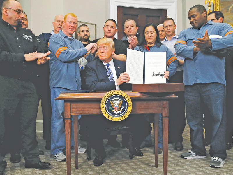 ترامب خلال توقيع المرسوم  (رويترز)