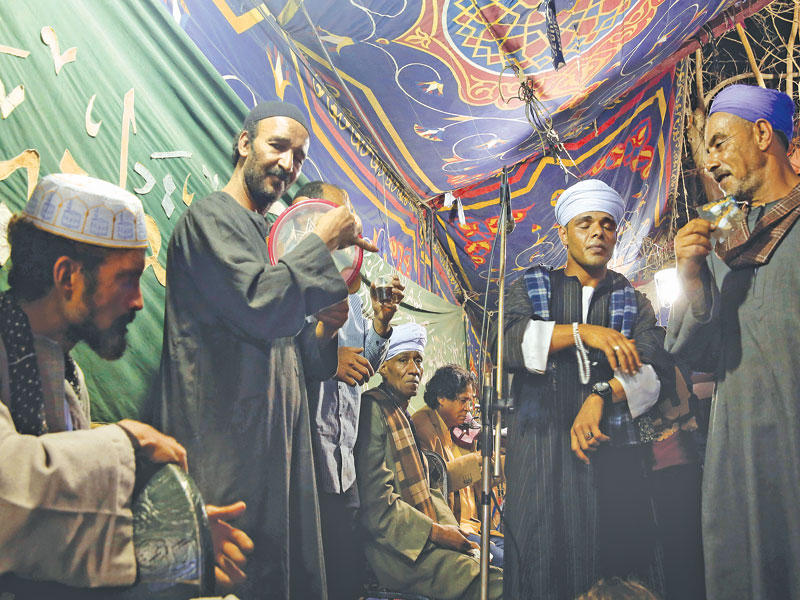 اتباع الطريقة الرفاعية يحيون ذكرى مولد السيد أحمد الرفاعي في القاهرة أمس الأول (رويترز)