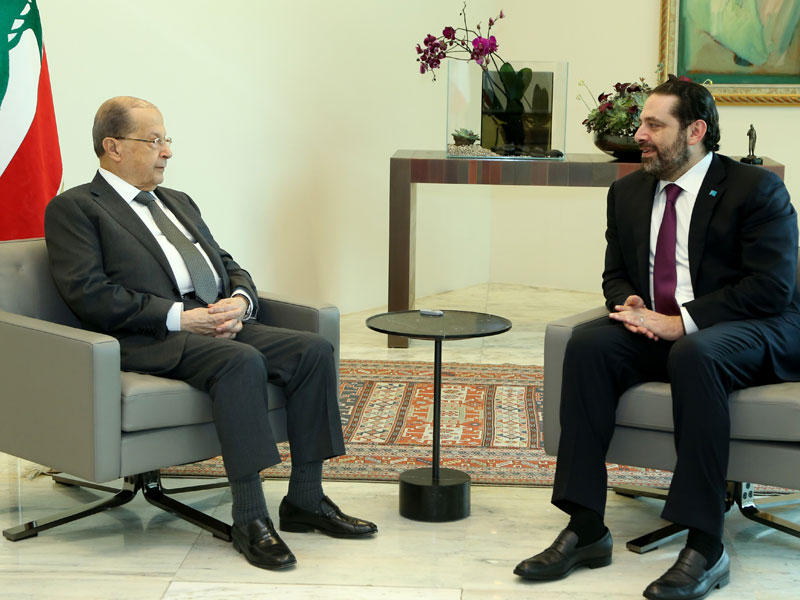 عون مستقبلاً الحريري بالقصر الجمهوري في بيروت أمس (دالاتي ونهرا)