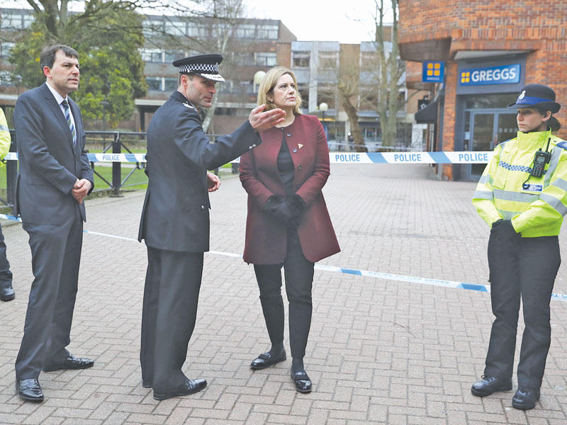 وزيرة الداخلية البريطانية آمبر راد تستمع أمس إلى شرح من مساعد قائد شرطة ويلشاير في موقع تعرّض الجاسوس سكريبال للتسمم (د ب ا)