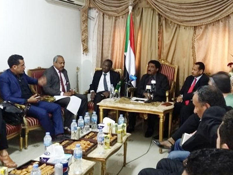 السفير السوداني متحدثا إلى وسائل الإعلام في القاهرة أمس الأول 