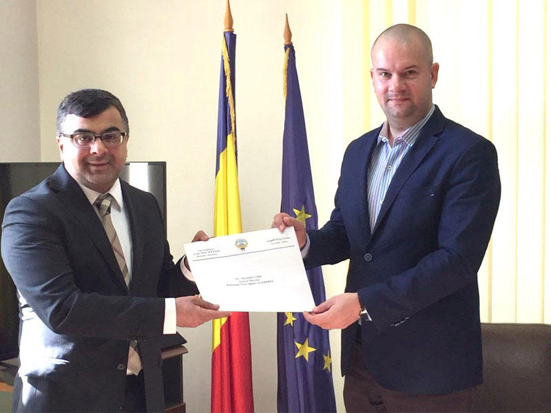 سفير دولة الكويت لدى رومانيا طلال الهاجري مع المدير العام لوكالة الانباء الرومانية (اجر برس)