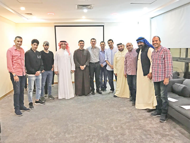 المشاركون في الجلسة الحوارية 