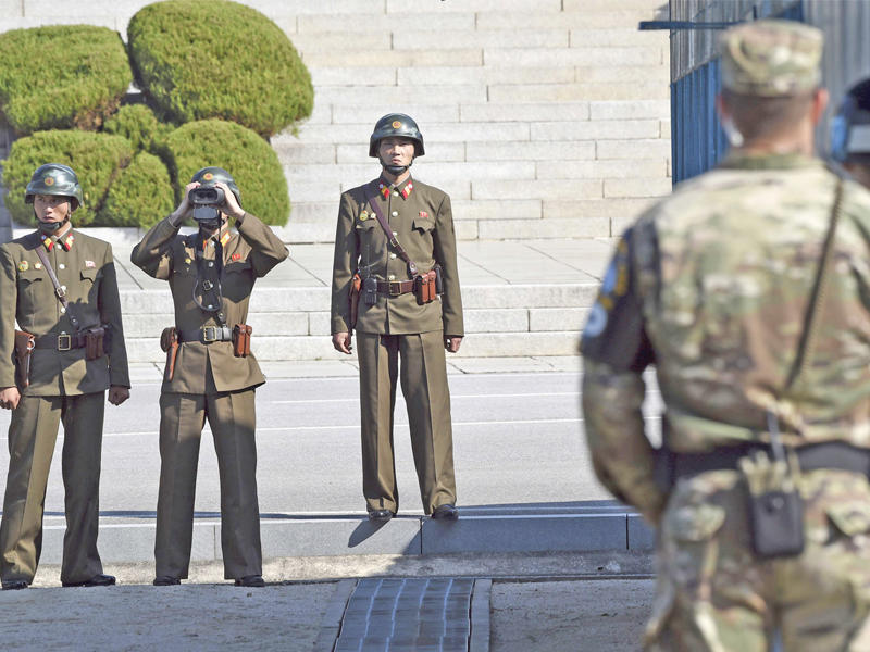 جنود كوريون شماليون يراقبون نظراءها الجنوبيين في المنطقة المنزوعة السلاح بين الكوريتين