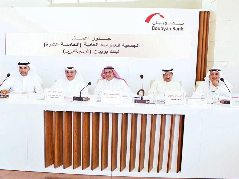 محمود الفليج وعادل الماجد في الوسط خلال الجمعية العمومية أمس (تصوير ميلاد غالي)