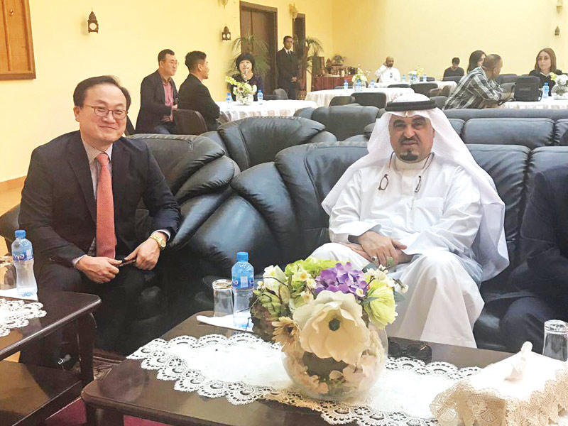 الصالح وممثل الوفد الكوري