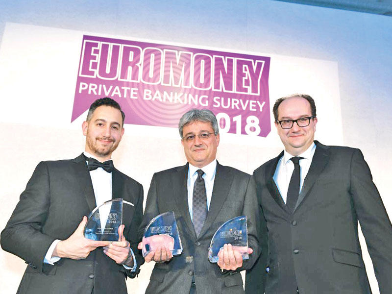 المدير العام لمجموعة الخدمات المصرفية الخاصة في «الوطني» مالك خليفة متسلماً الجوائز من «يوروماني»