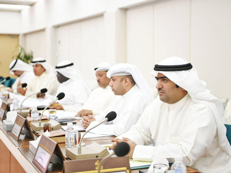 الروضان في اجتماع «المالية» أمس