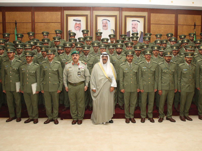 مشعل الأحمد والرفاعي يتوسطان الضباط الخريجين