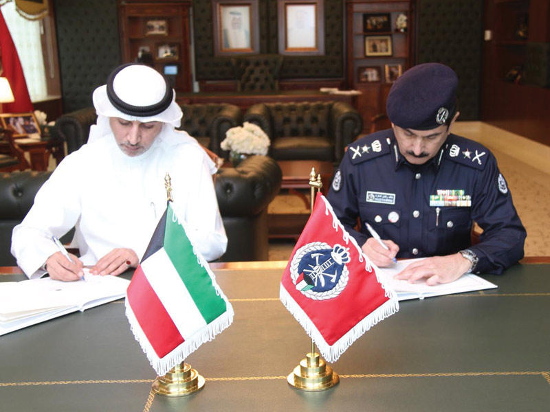 المكراد أثناء توقيع العقد مع الصواغ