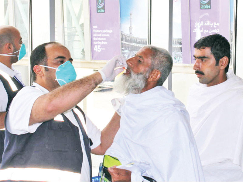 جانب من معاينة الحجاج في المركز الصحي لبعثة الحج الكويتيةt(أرشيف)