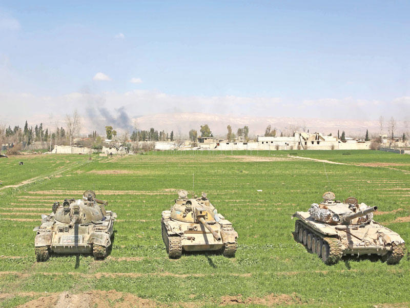 دبابات النظام على مشارف جسرين بالغوطة أمس (أ ف ب)