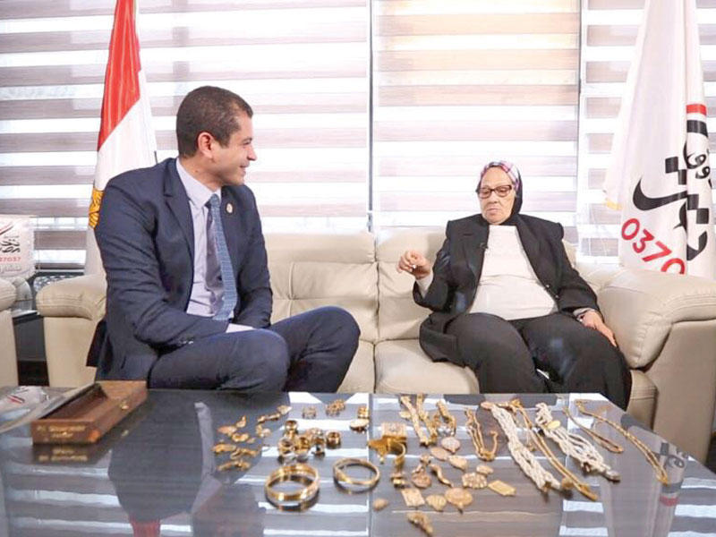 تامر عبدالفتاح مستقبلاً فتحية بمقر «تحيا مصر» في القاهرة أمس 