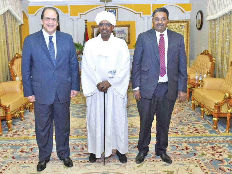 البشير وكامل خلال لقائهما أمس الأول