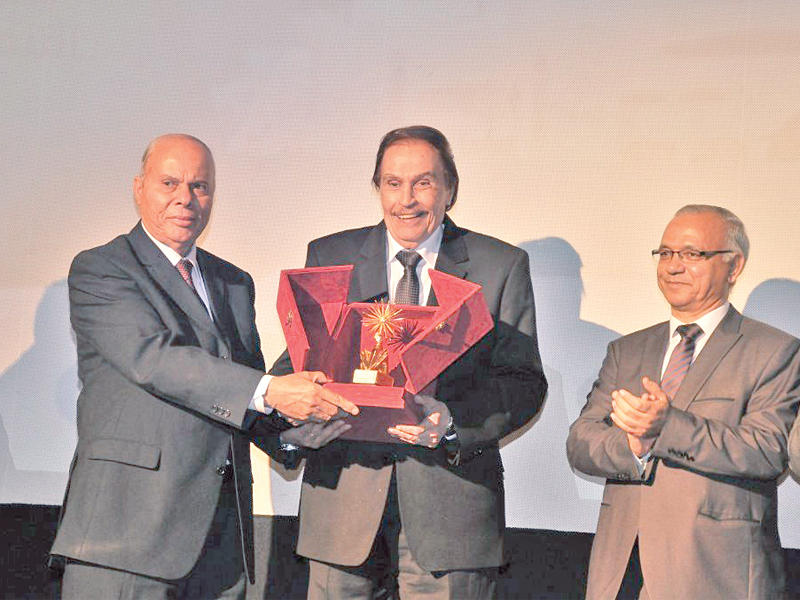 عزت العلايلي أثناء تكريمه