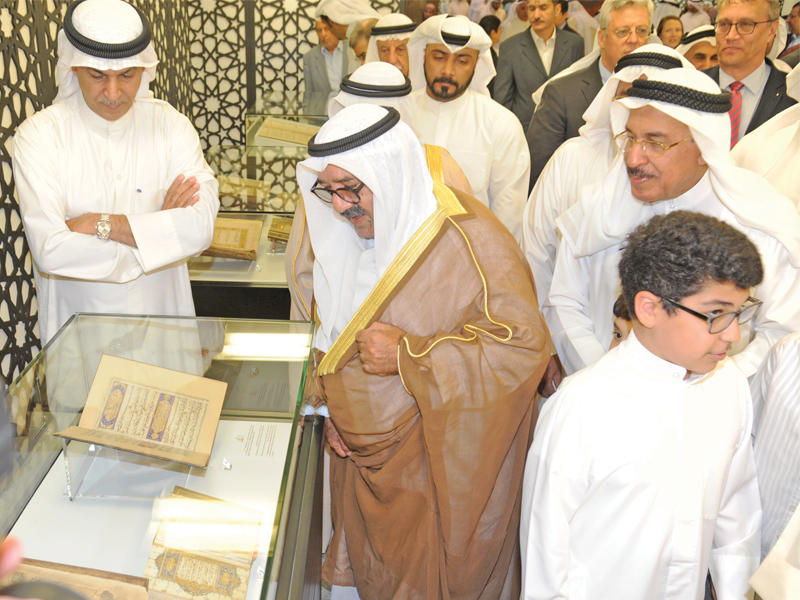 الشيخ ناصر صباح الأحمد أثناء الجولة في المعرض 