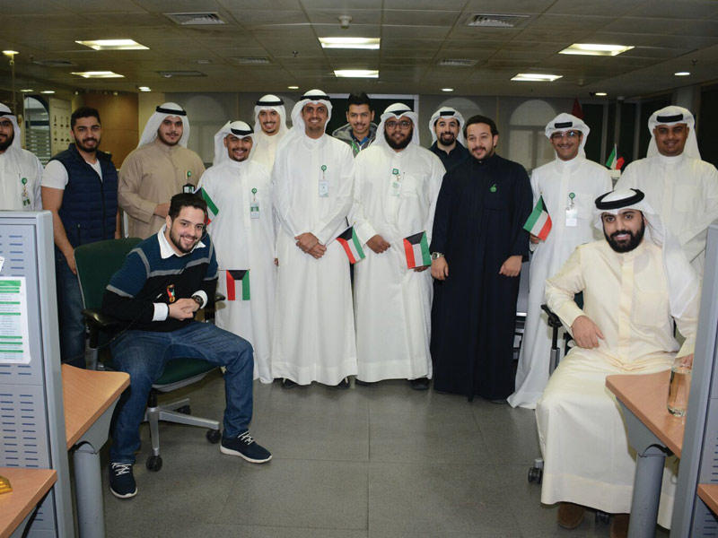 موظفو «الكول سنتر» خلال احتفالهم بالأيام الوطنية