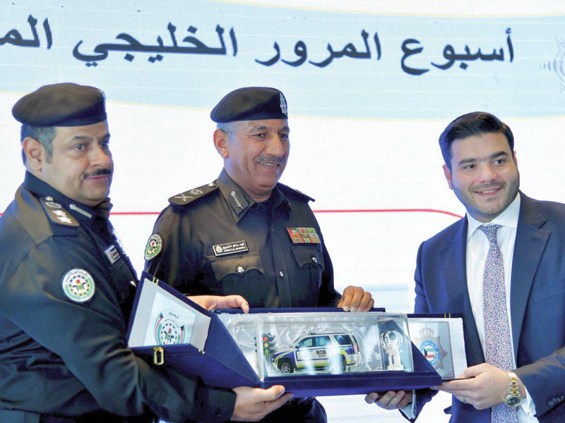 ناجيا متسلماً التكريم