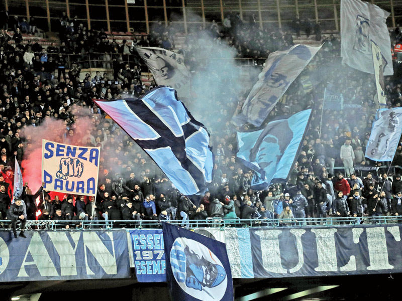 جماهير نابولي خلال مواجهة روما الأسبوع الماضي