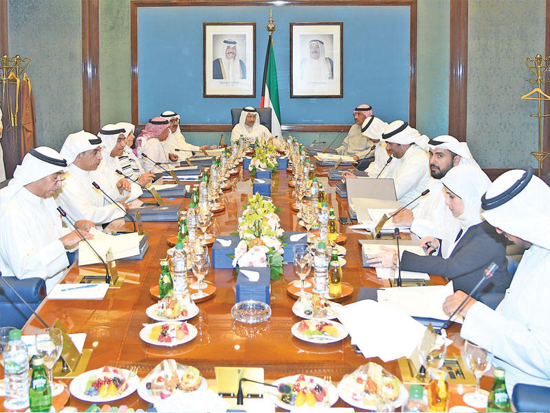 المبارك مترئساً اجتماع مجلس الوزراء