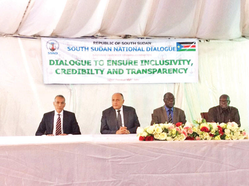 شكري متوسطاً مسؤولين سودانيين جنوبيين خلال إطلاق مبادرة للحوار أمس 