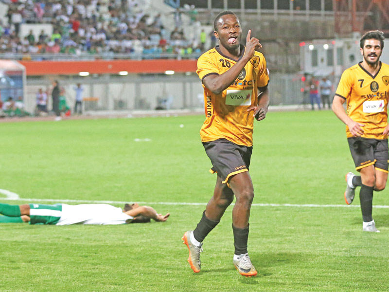 ديابي يحتفل بتألقه في المباراة وتسجيله هاتريك للأصفر في مرمى العربيt (تصوير جورج رجي)