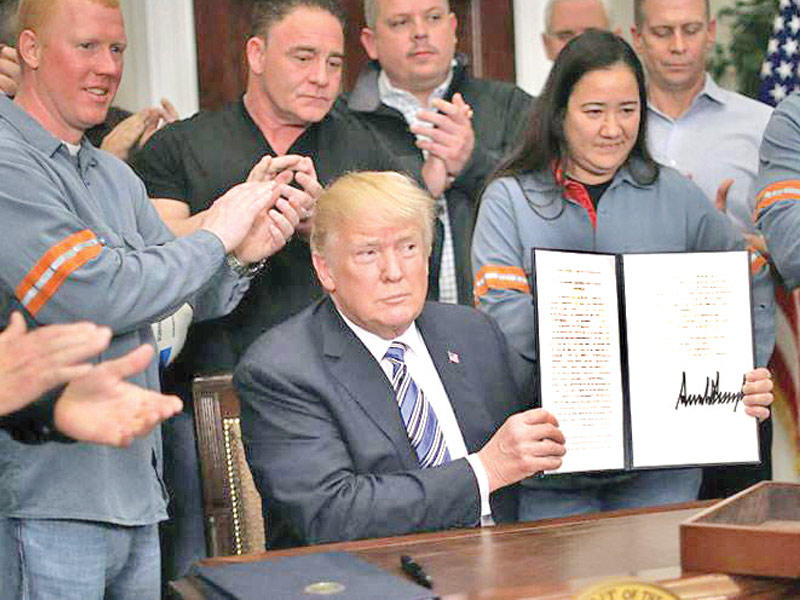 ترامب خلال توقيع المرسوم