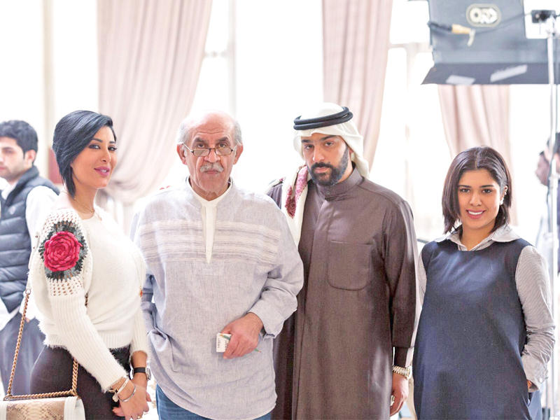 شهاب جوهر يتوسط فريق مسلسل «عمود البيت» 