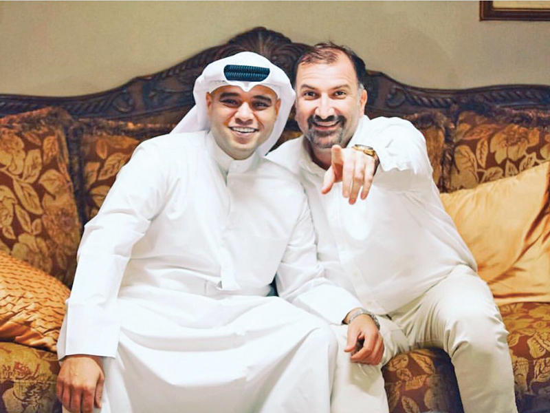 الباروني مع المخرج حمد البدري في كواليس مسلسل « روز باريس» 