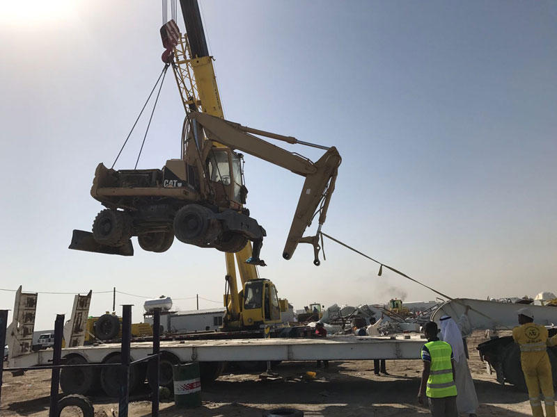 رفع إحدى الجرافات المخالفةn