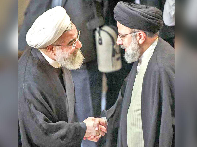 روحاني مصافحاً منافسه بالانتخابات الرئاسية الأخيرة إبراهيم رئيسي خلال اجتماع مجلس الخبراء في طهران أمس (ارنا)