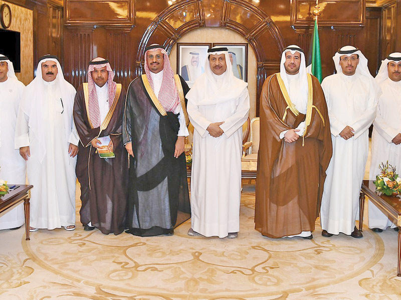 المبارك مستقبلاً مدير هيئة البيئة وأعضاء الفرق التطوعية البيئية الخليجية