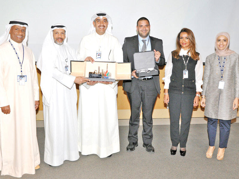 عماد العبلاني يتسلم درعاً تذكارية من غازي المطيري