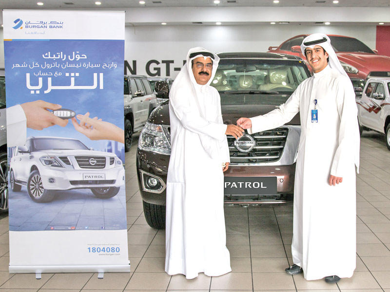 الفائز يتسلم الجائزة