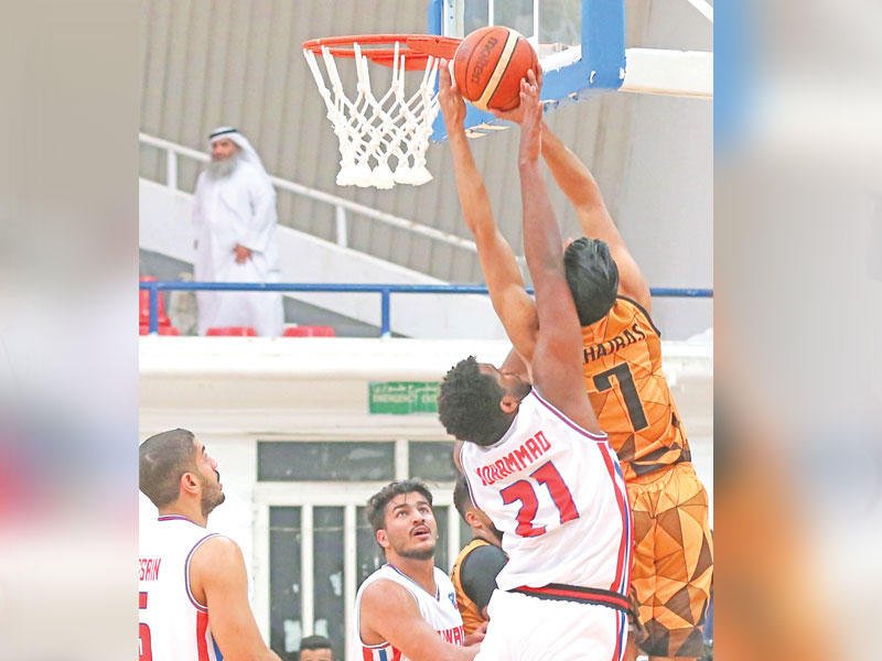 جانب من مباراة القادسية والكويت في كرة السلة (تصوير جورج ريجي)