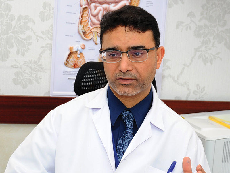 رئيس قسم الجهاز الهضمي والمناظير في مستشفى دار الشفاء، د. أسامة العرادي