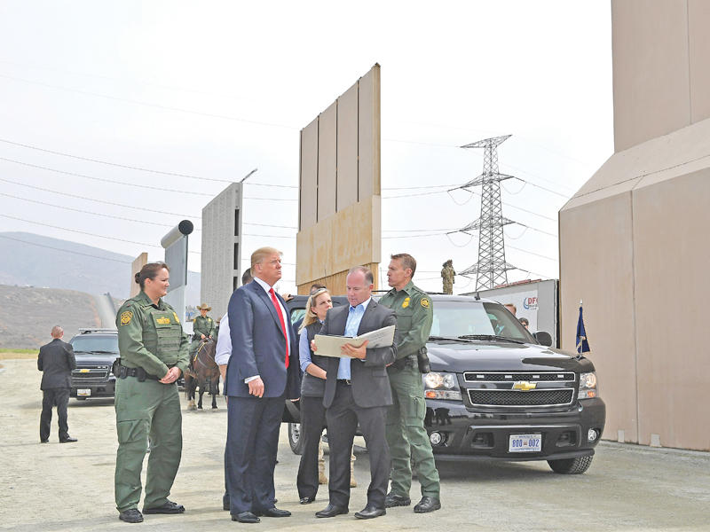 ترامب يتفقد الجدار على الحدود مع المكسيك في سان دييغو أمس الأول (أ ف ب)
